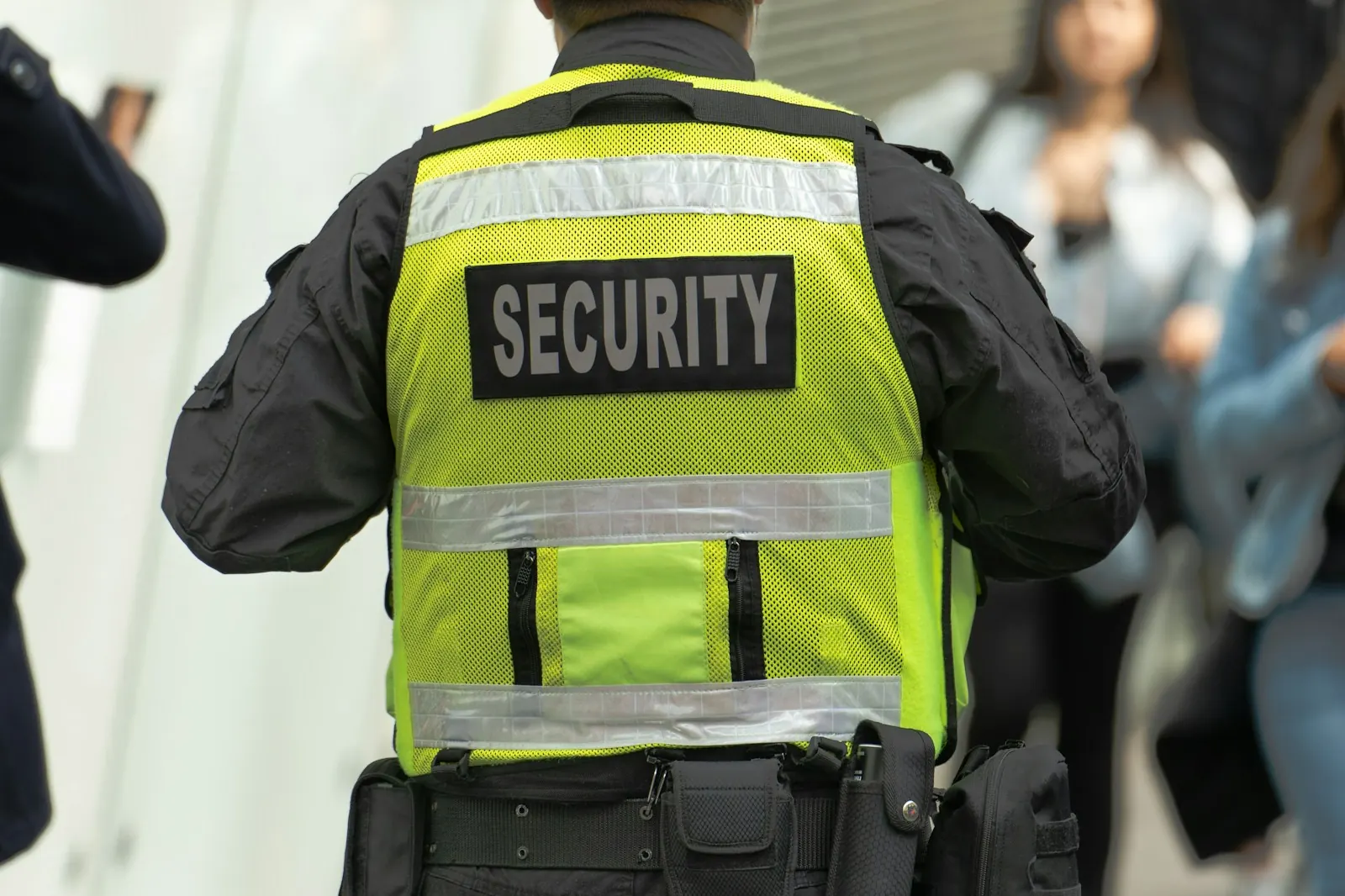 Agent de sécurité travailleur isolé : obligations et solutions
