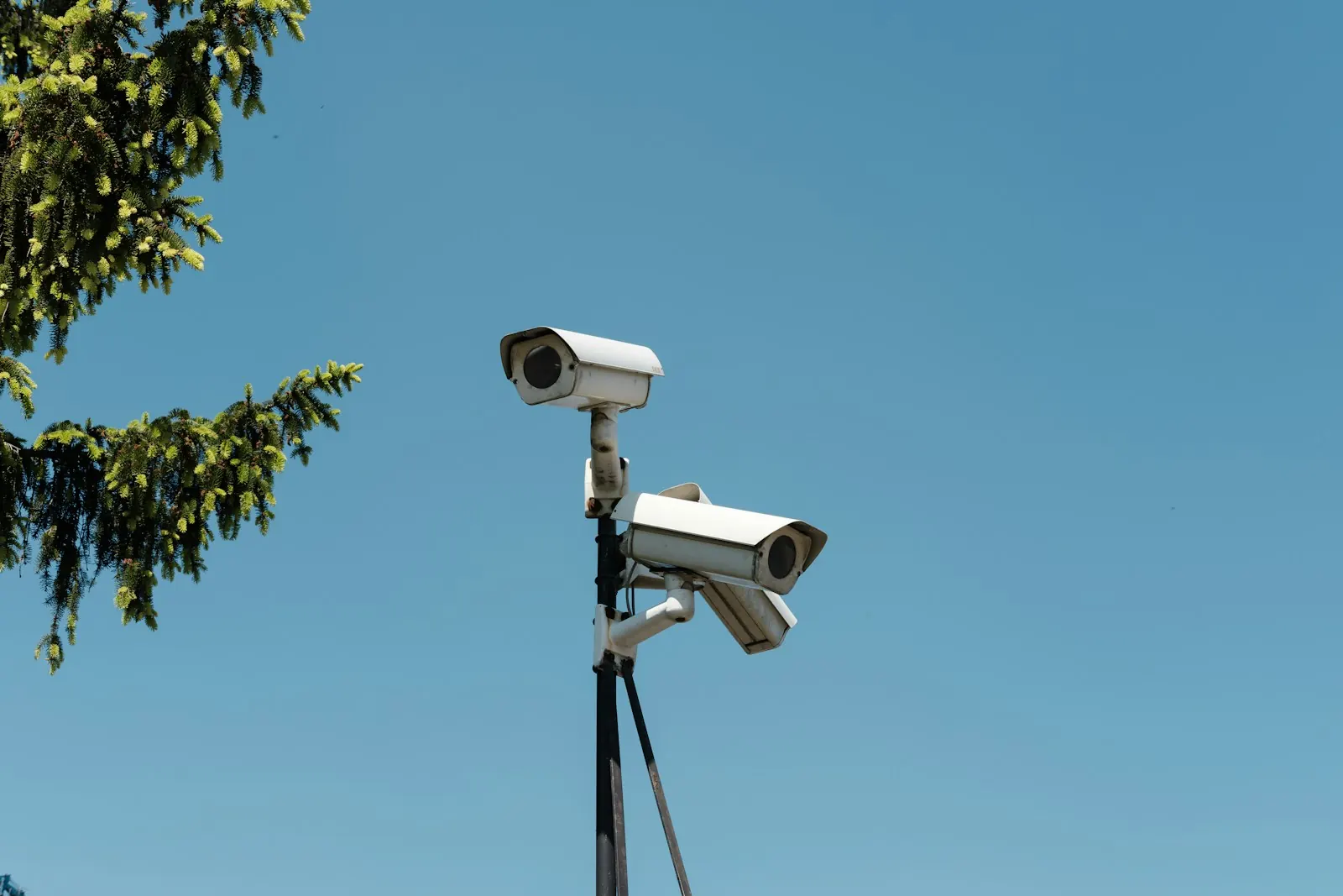Caméras de vidéosurveillance sur un mât
