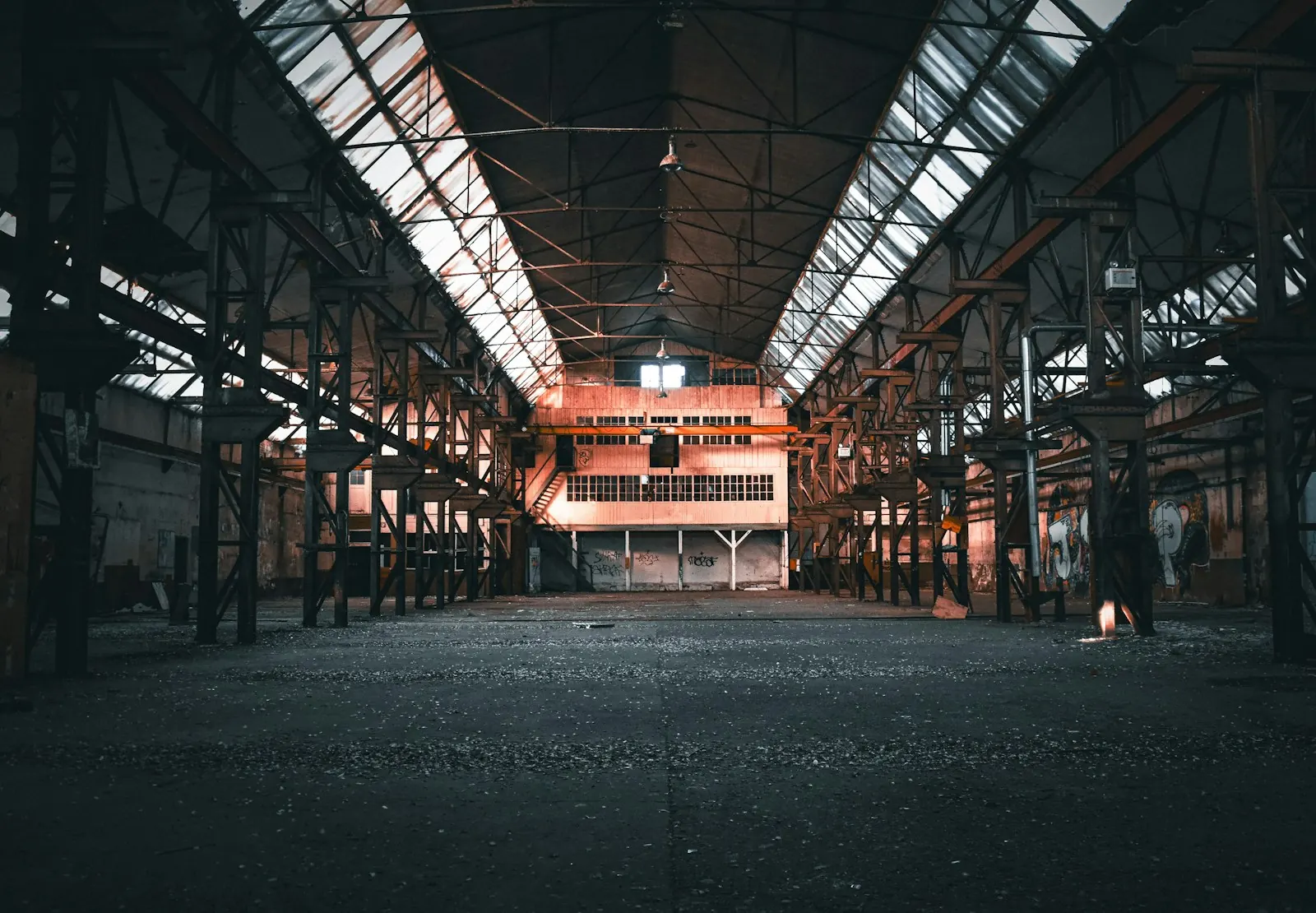Grande halle industrielle vide