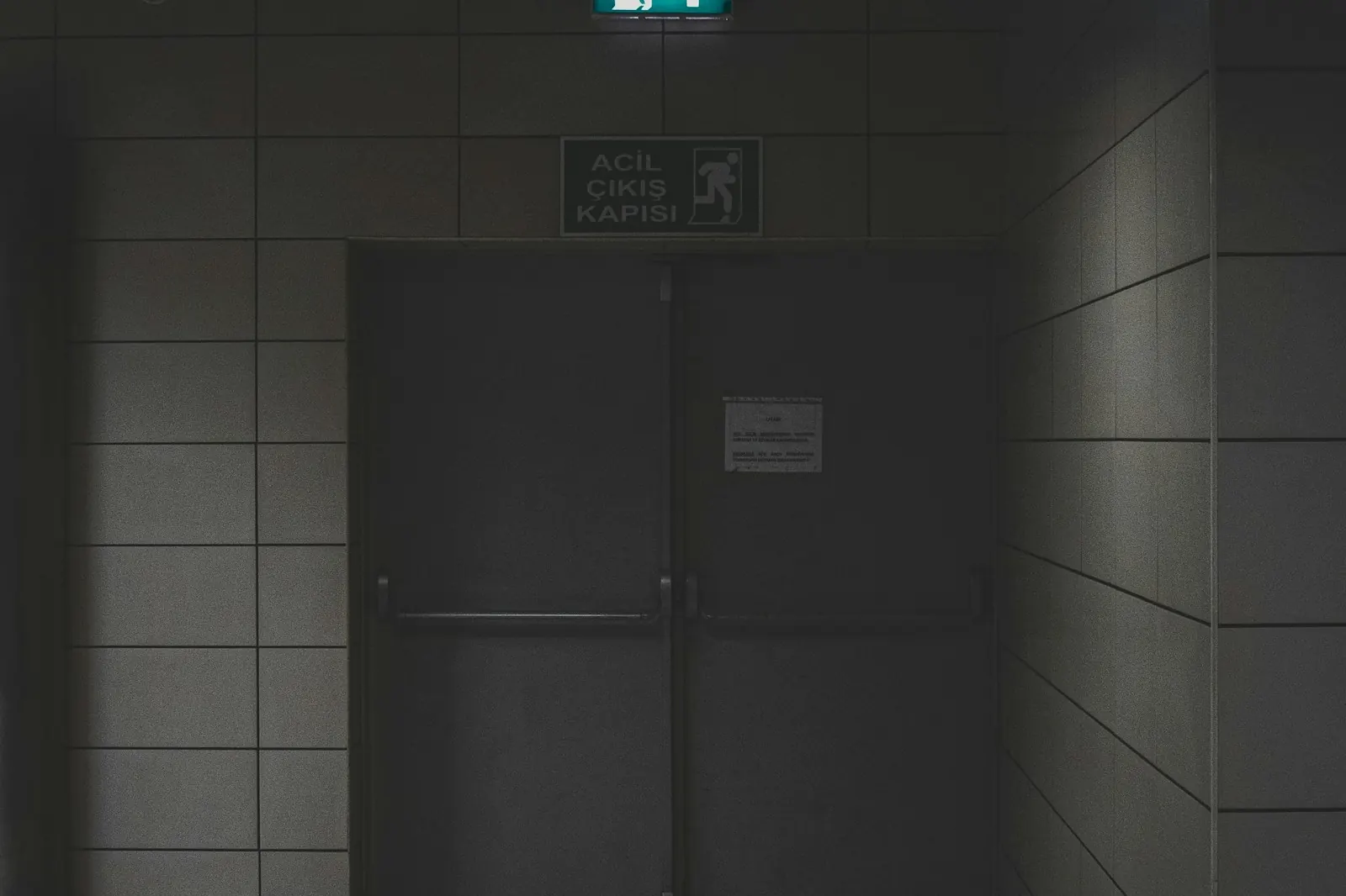Couloir sombre menant à une issue de secours