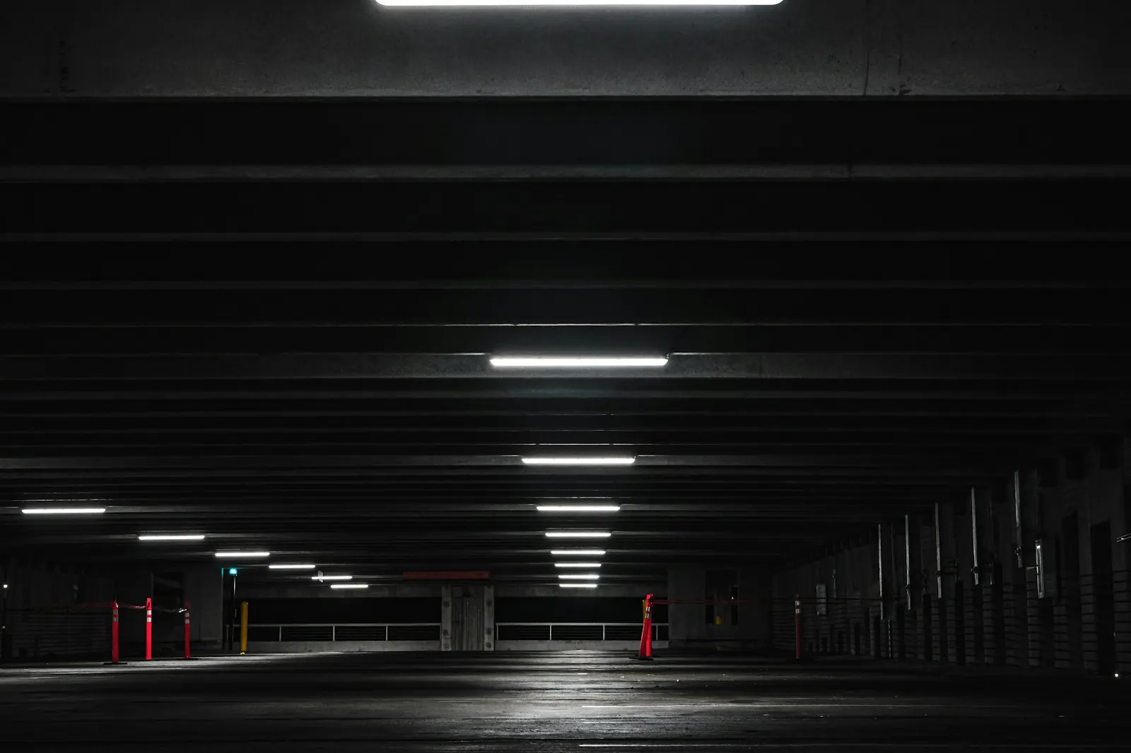 Parking souterrain vide éclairé la nuit