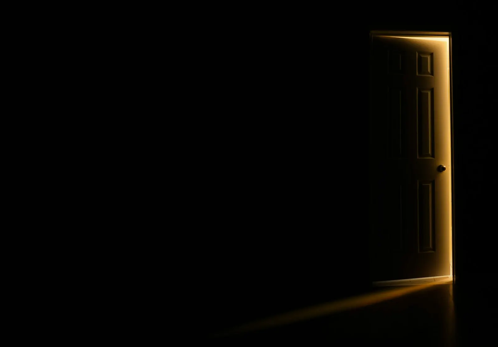 Porte entrouverte dans une pièce sombre