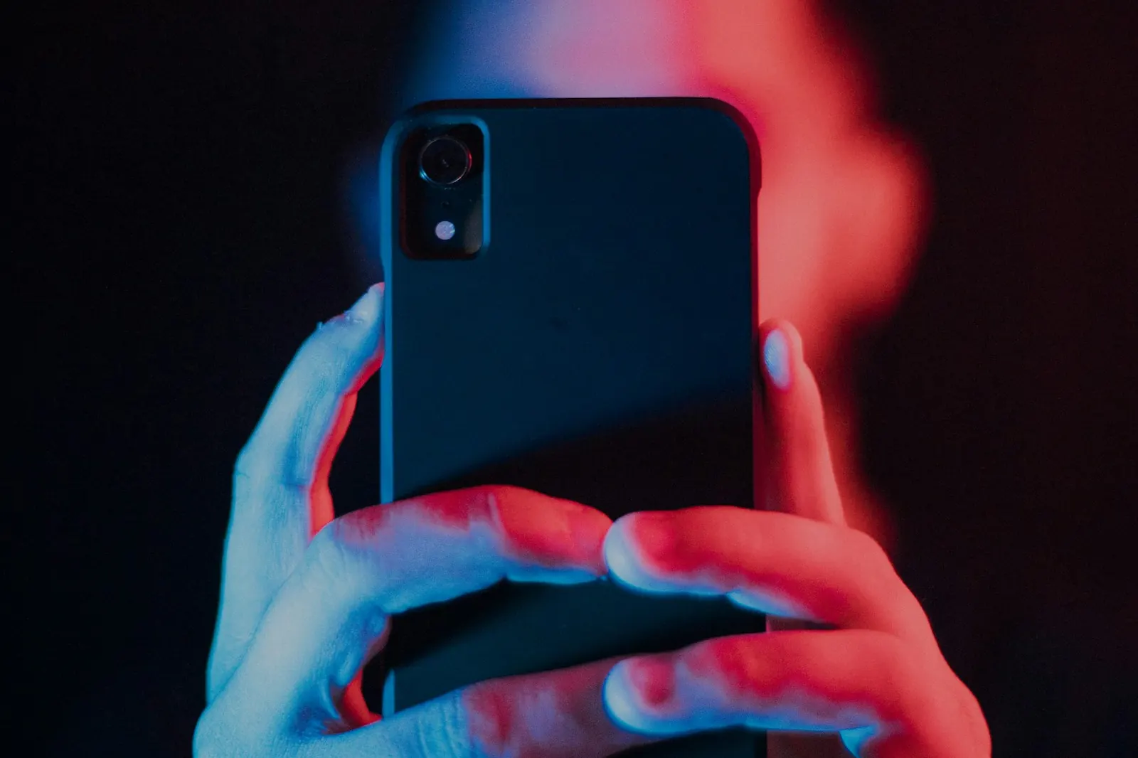 Smartphone Android tenu en main